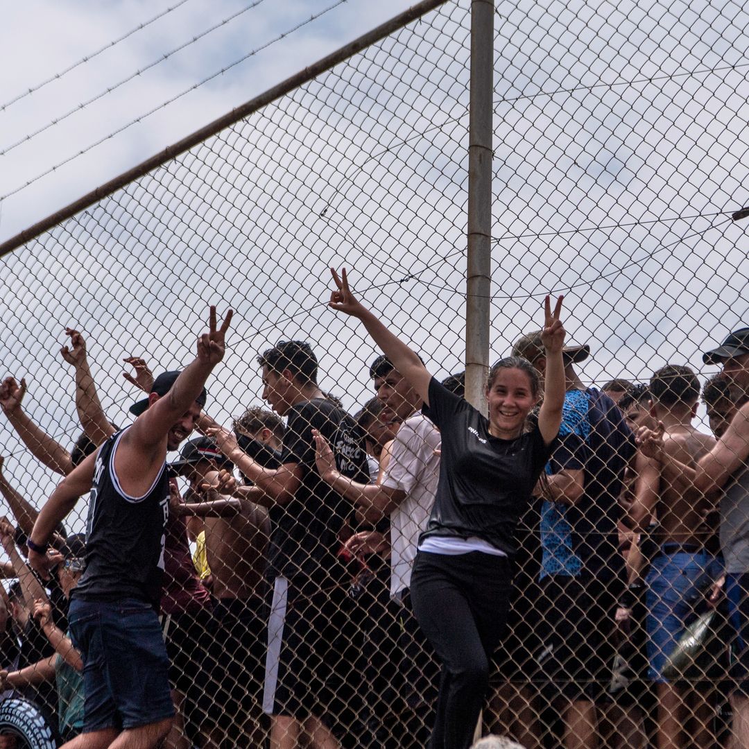 Migrantes cruzan desde Marruecos al enclave español de Ceuta. Foto: AP